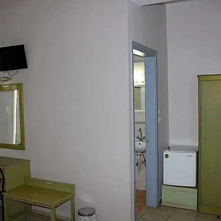 Avra Hotel 2*